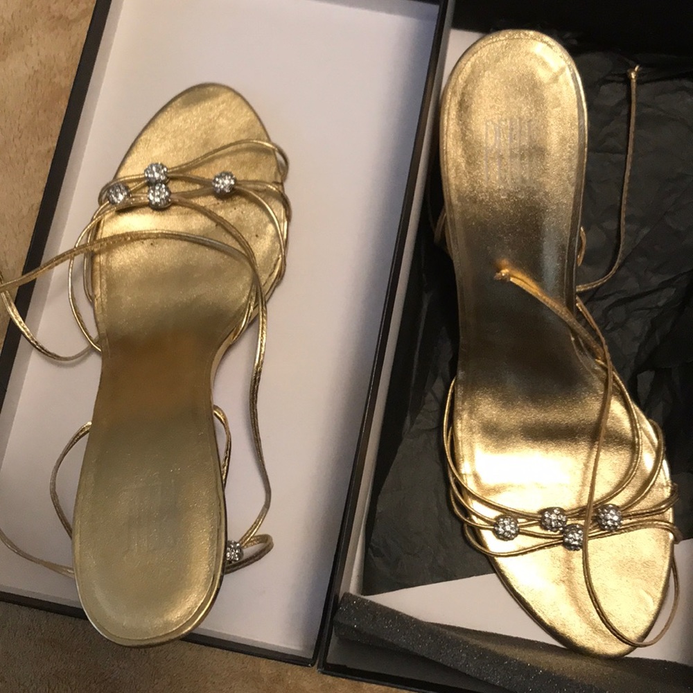 Beautiful detailed gold heels